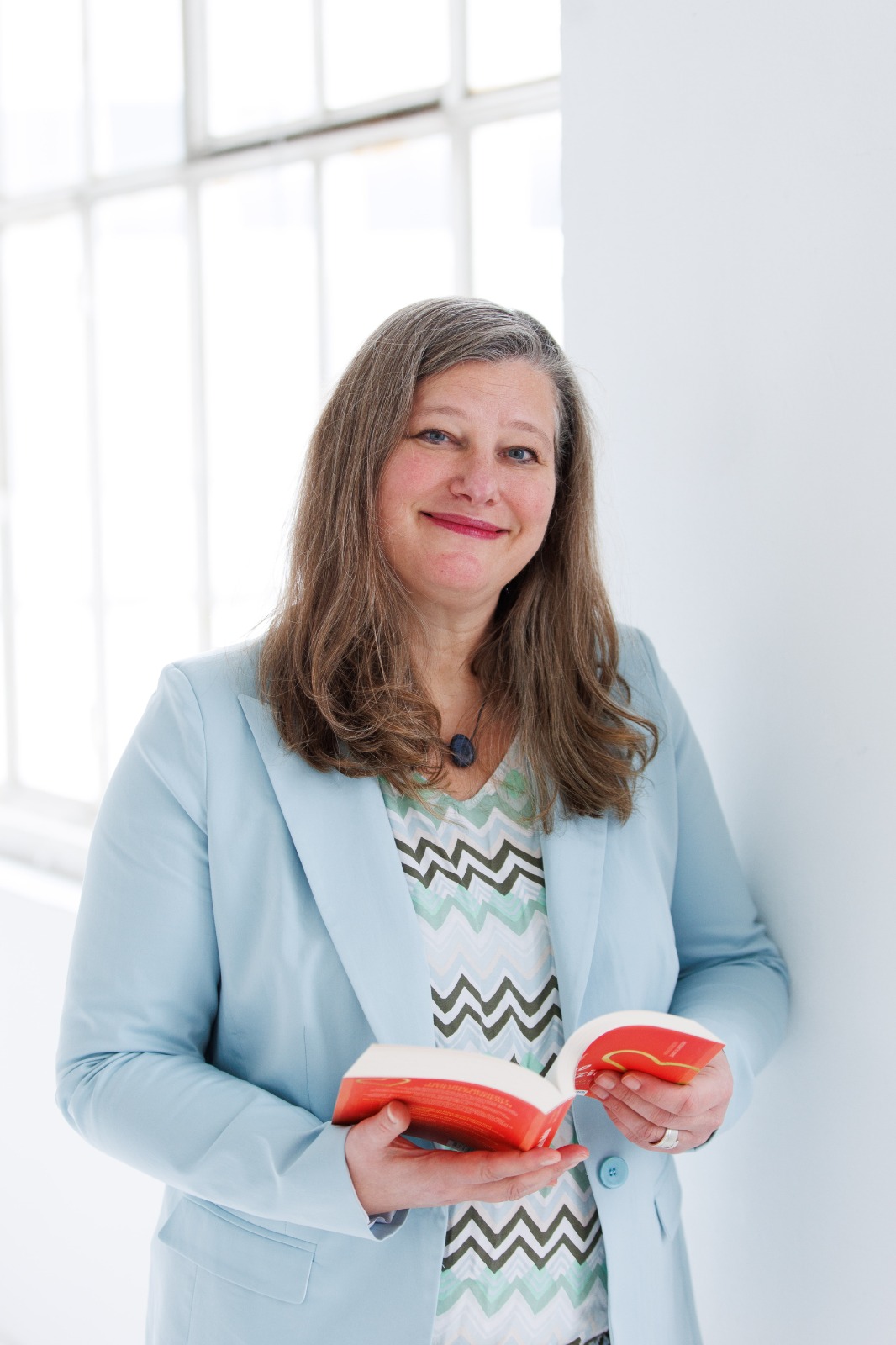 Maike_mit Buch in der Hand